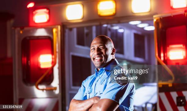 paramédico frente a ambulancia - emergency services fotografías e imágenes de stock