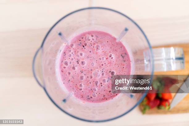 fresh smoothie in blender on table - blender foto e immagini stock