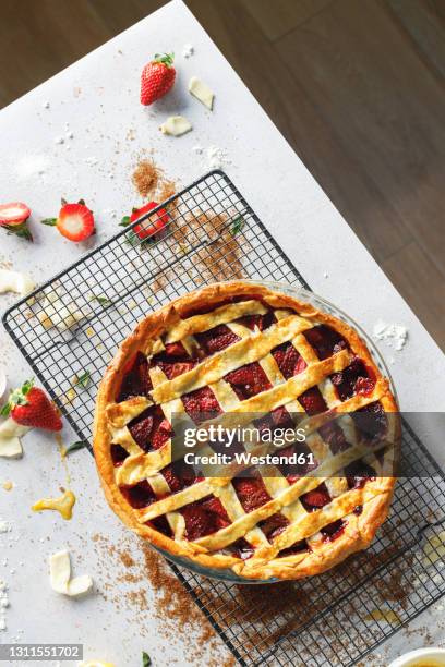 freshly baked strawberry sweet pie - jordgubbskaka bildbanksfoton och bilder