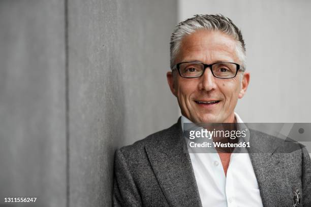 smiling male investor with eyeglasses - grey blazer 個照片及圖片檔