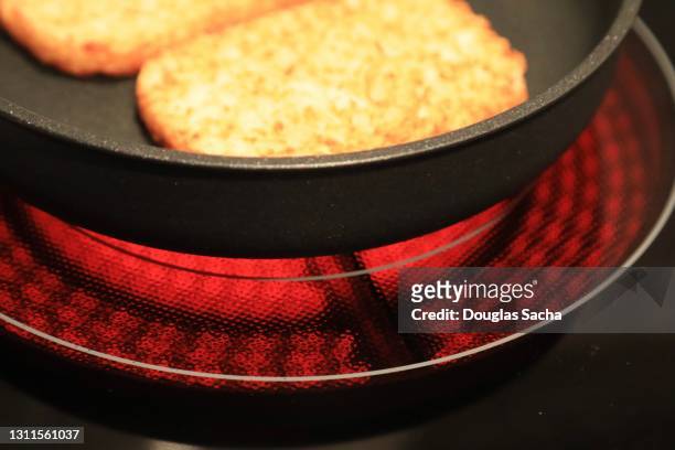 electric stovetop with a frying pan - electric stove burner ストックフォトと画像