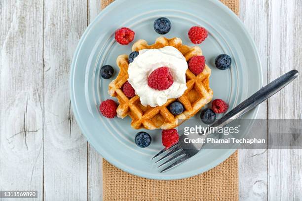 belgian waffles with fresh fruit - waffle stock-fotos und bilder