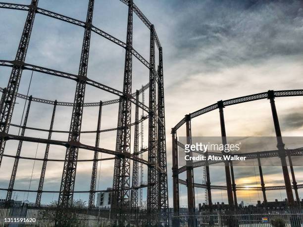 gas holder frames silhouetted - bethnal green stock pictures, royalty-free photos & images