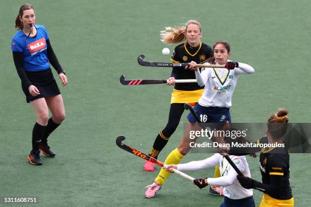 Maartje Krekelaar of HC 's-Hertogenbosch battles for the ball with Candela Mejias of Club Campo de Madrid as referee, Ymkje van Slooten looks on...