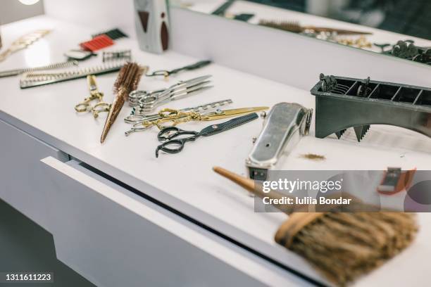 hairdressing equipment on white table - beauty salon ukraine - fotografias e filmes do acervo