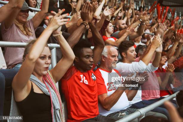 Cheering Definition Crowd Cheer Stadium Clapping Photos and Premium High Res Pictures ...