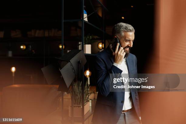 businessman talking via cell phone in cafe - formelle geschäftskleidung stock-fotos und bilder