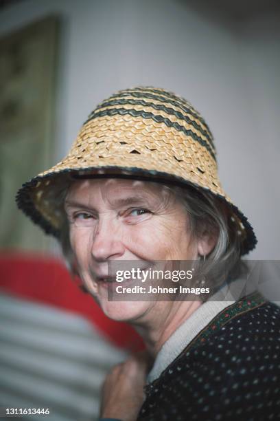 portrait of senior woman wearing straw hat - movie awards show stock pictures, royalty-free photos & images