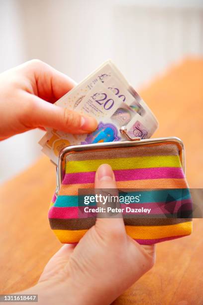 pound notes in purse - tjugopundsedel bildbanksfoton och bilder