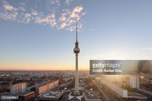 berlin skyline with tv tower at sunset - berlin fernsehturm stock-fotos und bilder