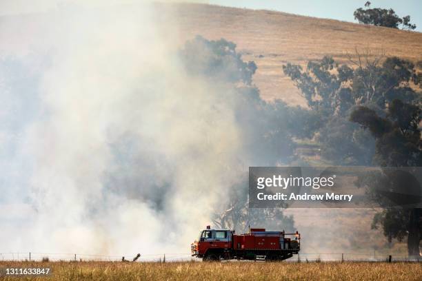 bushfire smoke with fire engine on farm, hazard reduction burning - emergency services australia imagens e fotografias de stock