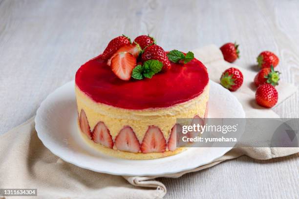 bolo de morango, bolo fraisier no fundo de madeira branca - gelatina sobremesa - fotografias e filmes do acervo