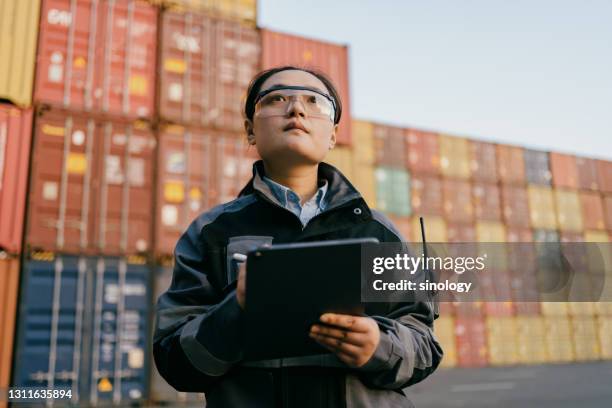 container dockers are inspecting containers - mulher chinesa imagens e fotografias de stock