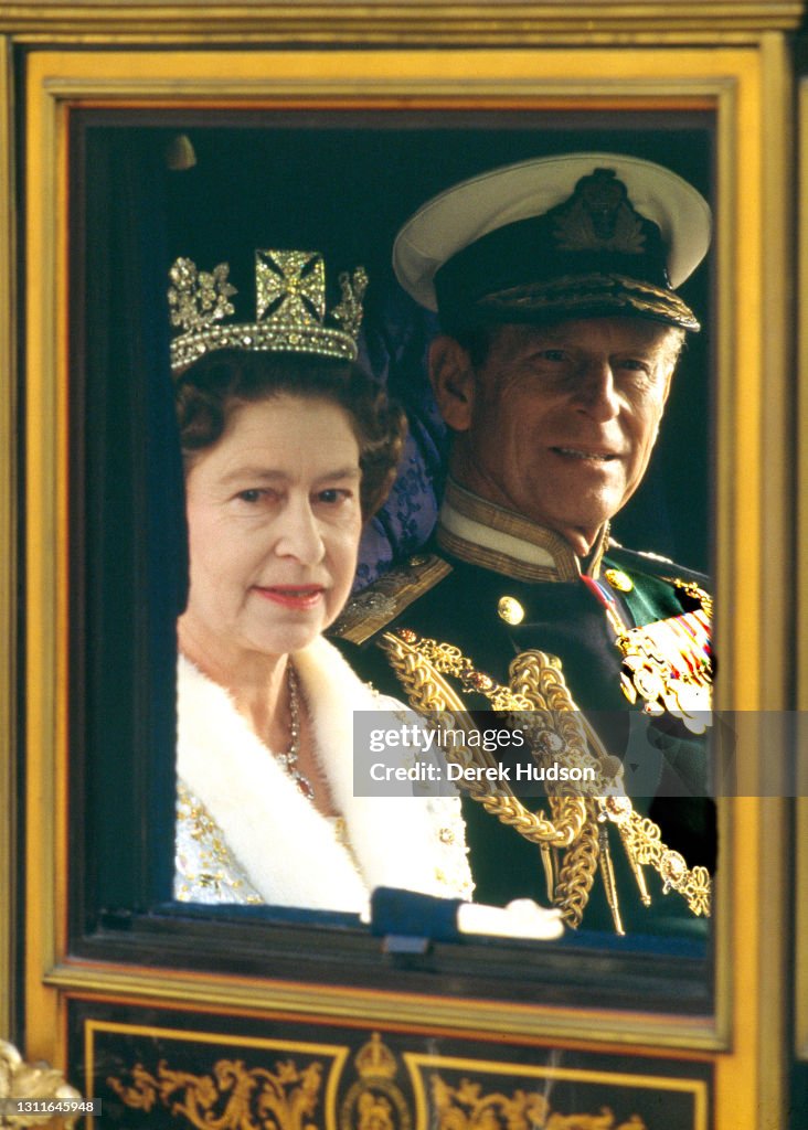 Queen Elisabeth II & Prince Philip in Carriage