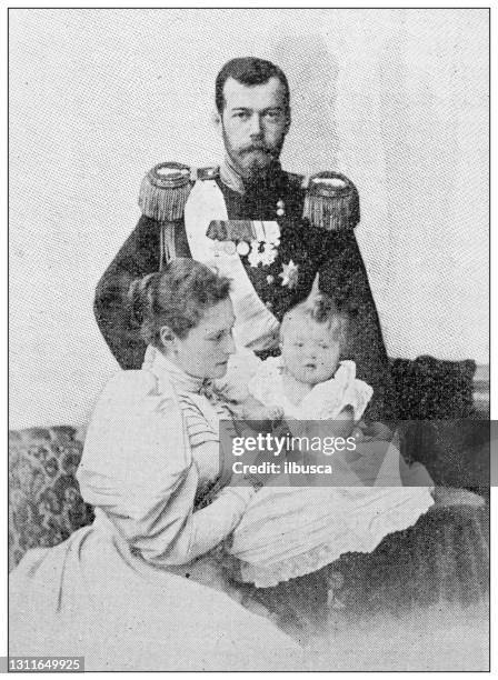 antikes schwarz-weiß-foto: nikolaus ii. von russland, zarin alexandra und baby olga - zar stock-grafiken, -clipart, -cartoons und -symbole