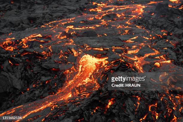 lopende lava van actieve vulkaan in ijsland - magma stockfoto's en -beelden