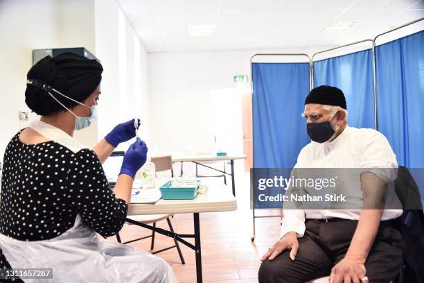 Sonia Akbar administer the AstraZeneca/Oxford Covid-19 vaccine to patients at a pop up vaccination centre at the Pakistani Community Centre on April...