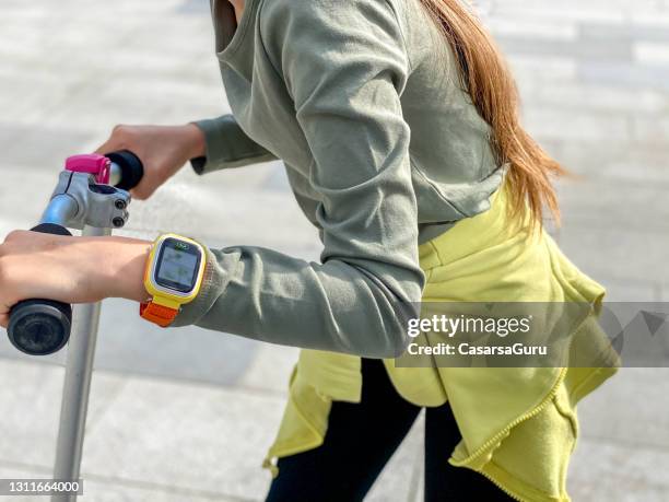 kids wearable technology - smart watch - smartwatch imagens e fotografias de stock