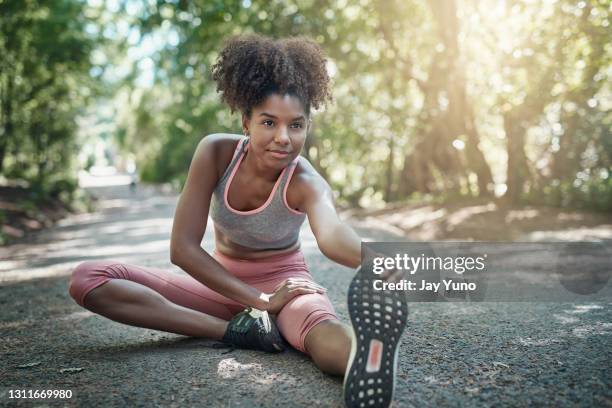 spieren moeten altijd goed worden opgewarmd voordat ze lopen - african american teen stockfoto's en -beelden