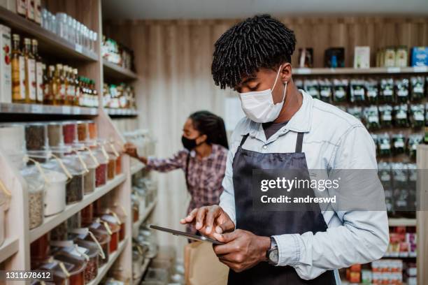 beschäftigung und arbeit in kleinen unternehmen - frontline worker stock-fotos und bilder