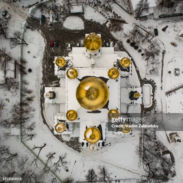 golden domes and snow - kiev photos et images de collection