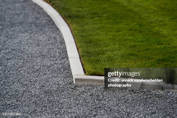 gravel, border and lawn - ghiaia foto e immagini stock