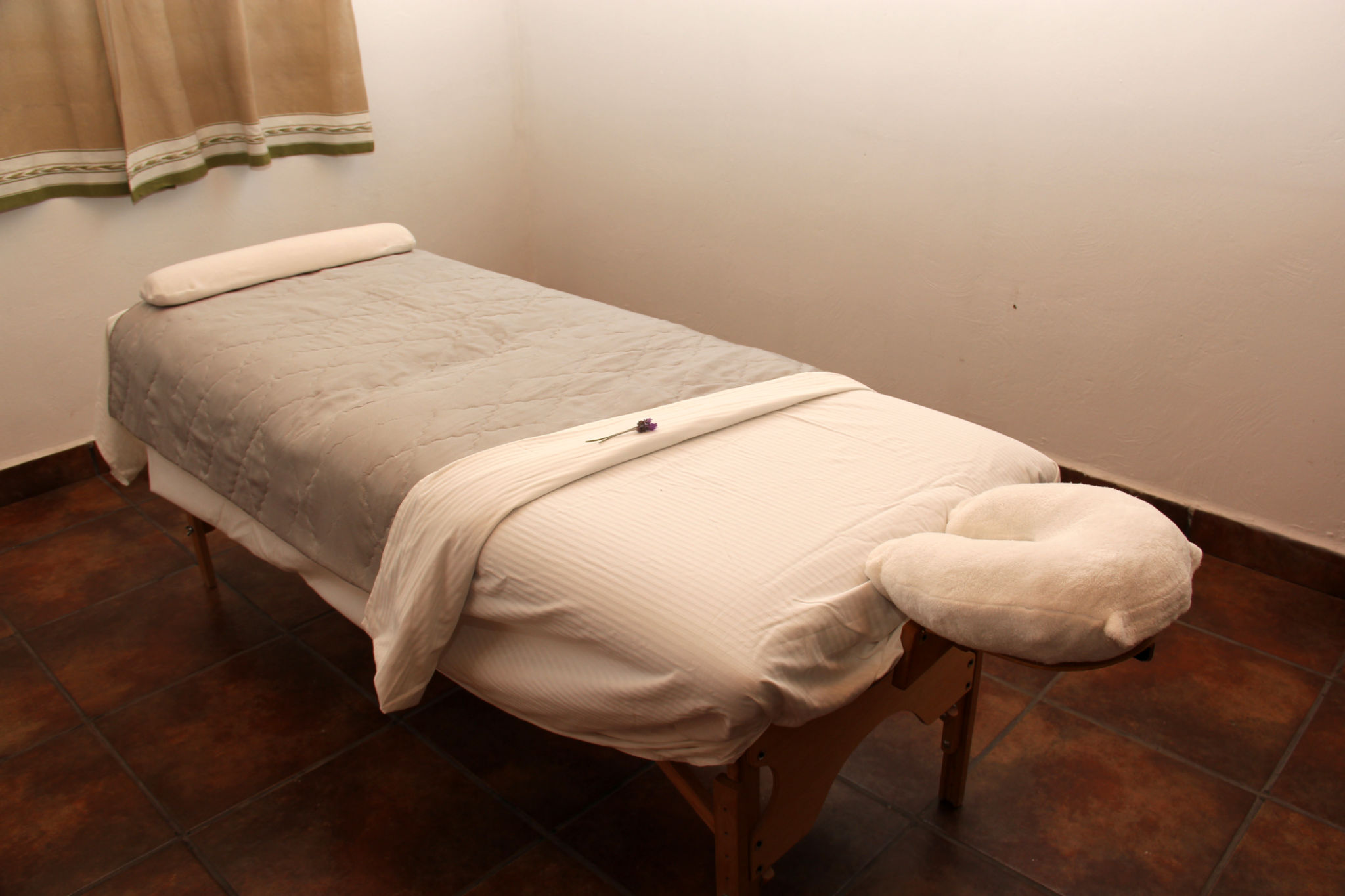 spa decoration, massage bed relaxing, reductive and therapeutic spa decoration, massage bed relaxing, reductive and therapeutic