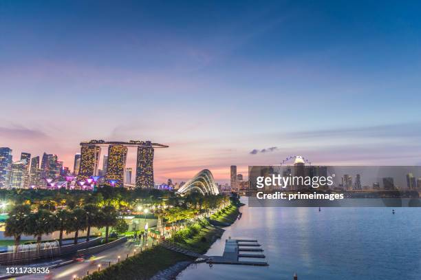 singapore marina bay, marina east uitzicht over marina bay naar waterfront promenade en tuinen aan de baai. marina bay, singapore, azië - marina bay sands skypark stockfoto's en -beelden