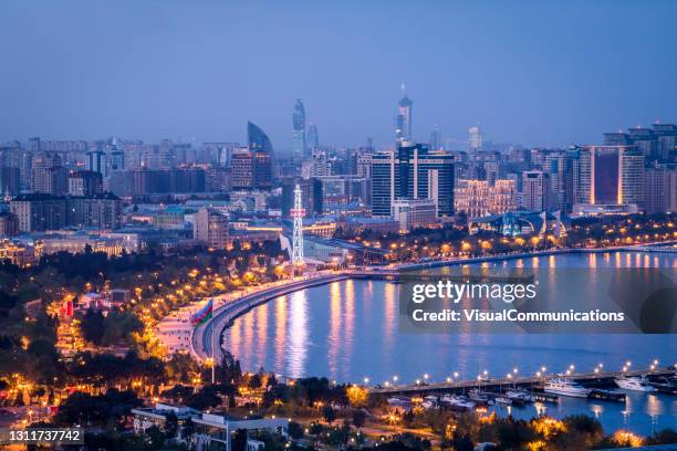 baku città al crepuscolo. - baku foto e immagini stock