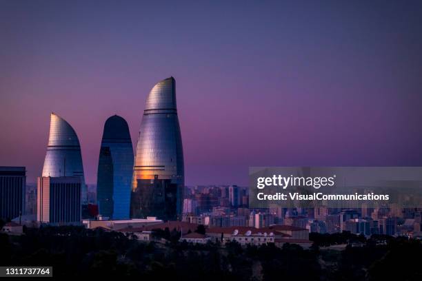 flame towers i baku i skymningen. - baku bildbanksfoton och bilder