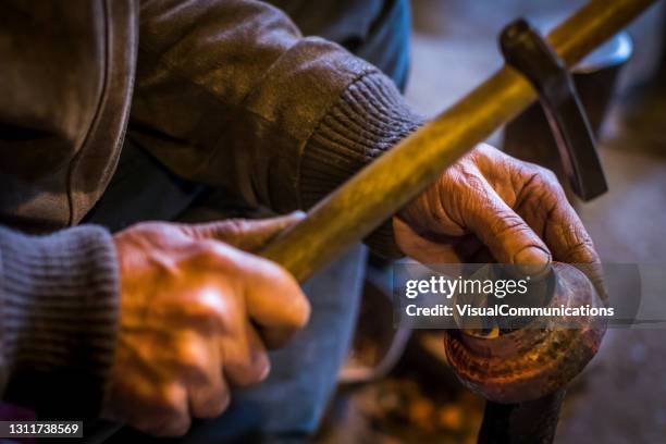 herrero de cobre trabajando en su tienda en lahic. - caucasus fotografías e imágenes de stock