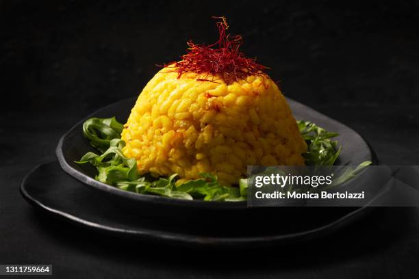 saffron risotto - milanese stockfoto's en -beelden