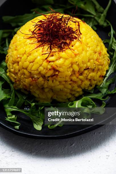 saffron risotto - milanese stockfoto's en -beelden