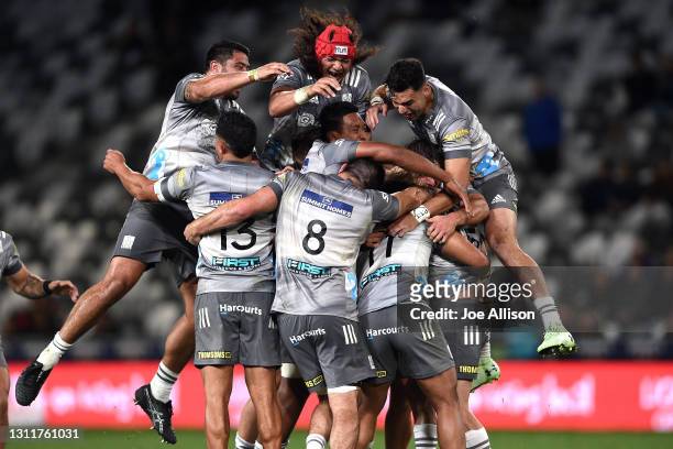 The Chiefs celebrate after Damian McKenzie of the Chiefs kicks the winning penalty during the round seven Super Rugby Aotearoa match between the...