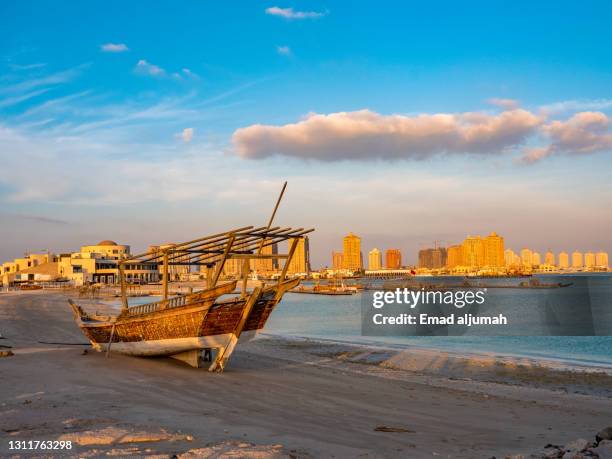 traditional boat dock on the pearl coast of katara cultural village, doha, qatar - the pearl qatar fotografías e imágenes de stock