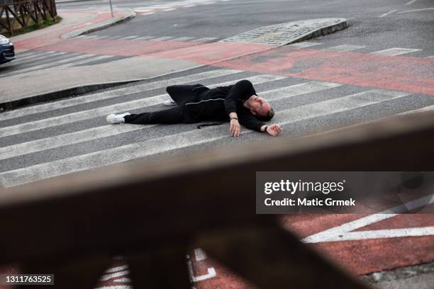 verkeersongeval. jonge mens die door een auto wordt geraakt - passed out drunk stockfoto's en -beelden