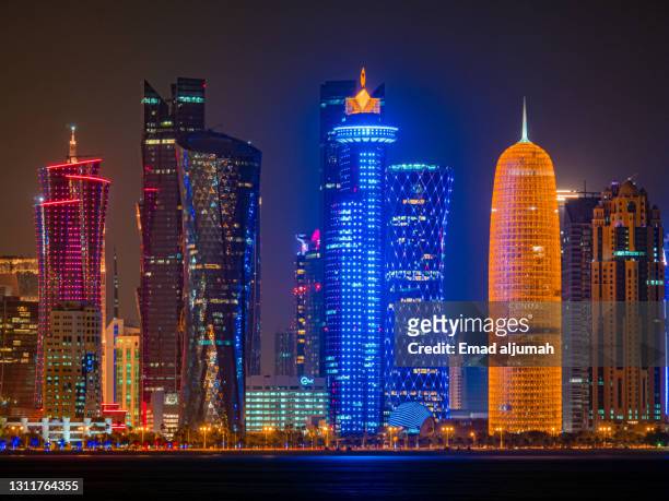 illuminated doha skyscraper, qatar - doha skyline stock-fotos und bilder