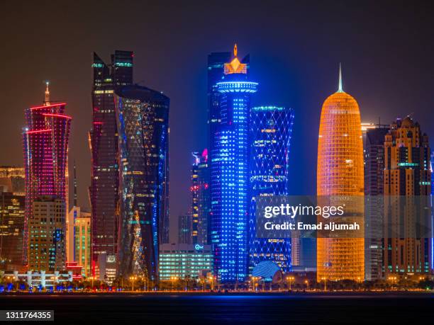 illuminated doha skyscraper, qatar - qatar night stock pictures, royalty-free photos & images