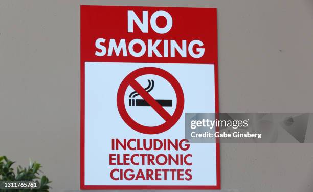 signs: no smoking including electronic cigarettes - no smoking sign stock-fotos und bilder