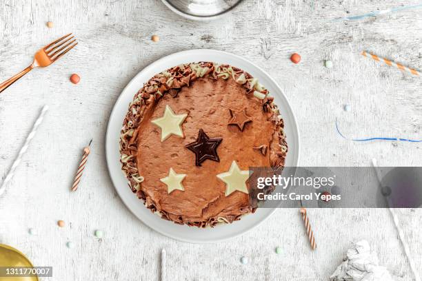 top view party/birthday table setting with candles, cakes and confetti - birthday cake from above stock pictures, royalty-free photos & images