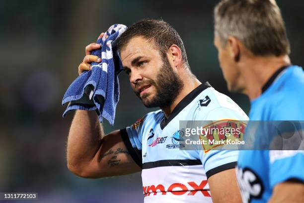 Wade Graham of the Sharks leaves the field with a head injury during the round five NRL match between the Sydney Roosters and the Cronulla Sharks at...