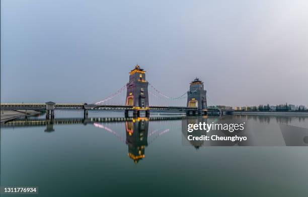 yangzhou wanfu bridge, yangzhou city, jiangsu province, china - yangzhou stockfoto's en -beelden