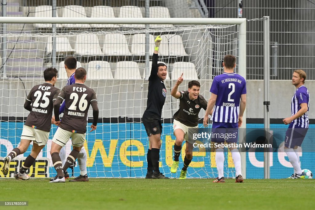 FC Erzgebirge Aue v FC St. Pauli - Second Bundesliga