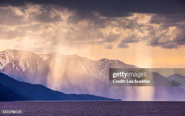 alaskan dawn - alaskische cultuur stockfoto's en -beelden