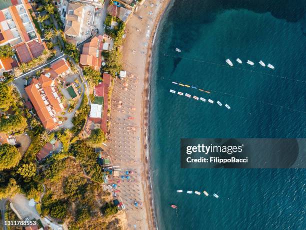 vista aérea de una playa en la isla de elba, toscana, italia - livorno fotografías e imágenes de stock