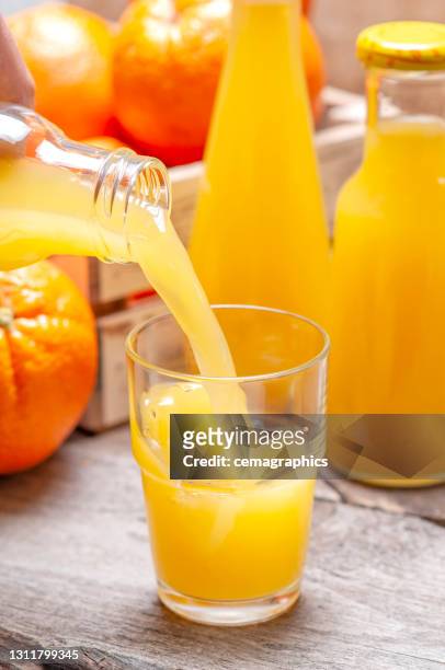 vers geperst oranje vruchtensap in een glas - vruchtensap stockfoto's en -beelden