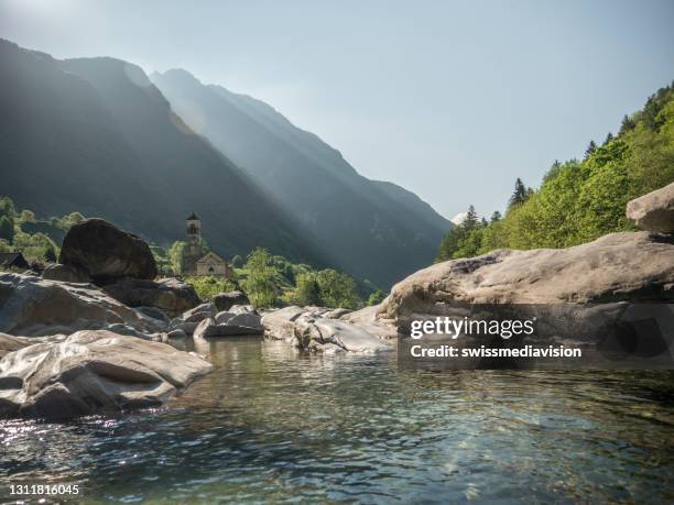 verzasca-tal im frühling, tessin - valley stock-fotos und bilder