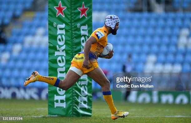 Tom O'Flaherty of Exeter Chiefs runs in to score their first try during the Heineken Champions Cup Quarter Final match between Exeter Chiefs and...