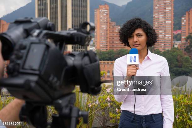 tv reporter in front of the camera reporting breaking news - in front of camera stock pictures, royalty-free photos & images