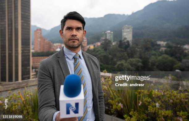 journalist interviewing a person outdoors for the news - tv reporter street stock pictures, royalty-free photos & images